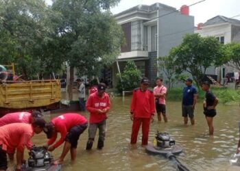 DSDABMBK Tangsel Tangani Banjir dengan Pompa Penyedot Air