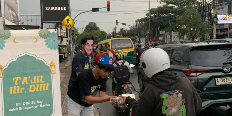 Bagikan Takjil Gratis, Relawan Muda Mr. Dim Keliling Kota Tangerang