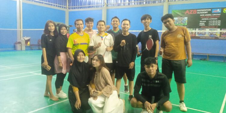 PB Family Administrasi Perkantoran D3 Unpam Silaturahmi Sambil Main Badminton