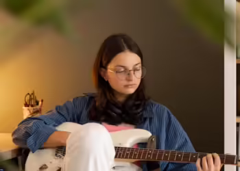 Lirik dan Chord Gitar Wanita Biasa – Ziva Magnolya Lagu Pop Populer 2024