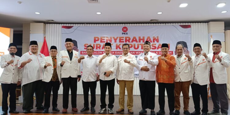 PKS Serahkan SK Para Bakal Calon Kepala Daerah di Banten