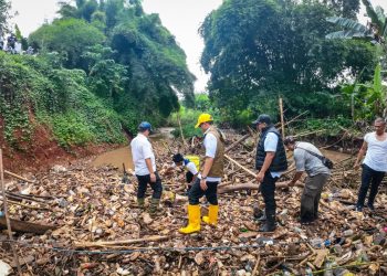 Sampah Menumpuk di Kali Angke Serpong, Pilar Turun Pastikan Normalisasi Berjalan Optimal