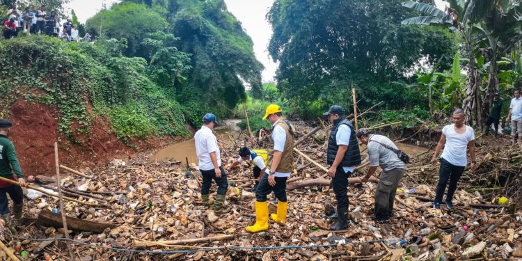 Sampah Menumpuk di Kali Angke Serpong, Pilar Turun Pastikan Normalisasi Berjalan Optimal