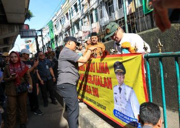 Tindak Tegas, Pilar Tertibkan PKL di Bawah Flyover dan Trotoar Pasar Ciputat