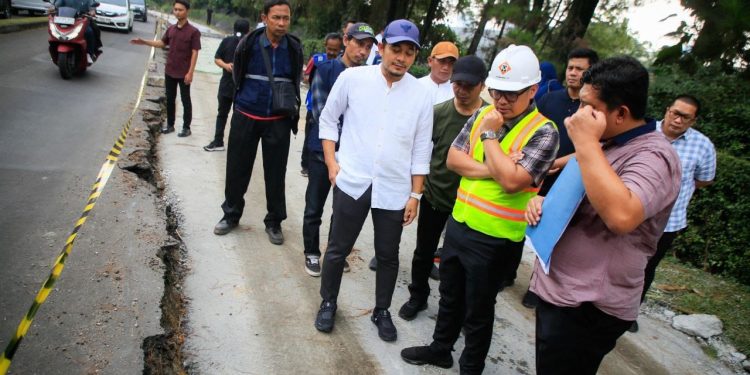 Wakil Walikota Tangsel Pilar Saga Ichsan saat meninjau pembangunan Perbaikan Jalan di Kawasan Griya Loka, BSD, Serpong