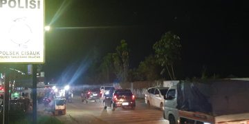 Mobil Losbak diduga bermuatan Gas LPG Melon 3 Kg lalu lalang didepan Kantor Polsek Cisauk.