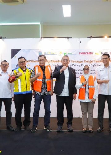 Walikota Benyamin saat buka kegiatan Pelatihan dan Uji Sertifikasi Kompetensi Jabatan Kerja Tukang Pasang Rangka Baja Ringan tahun 2026