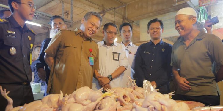 Asisten Daerah (Asda) II Kota Tangerang Selatan, Heru Agus Santoso sidak Pasar Serpong.