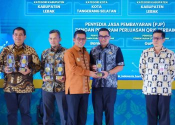 Wakil Walikota Tangsel saat terima penghargaan digitalisasi keuangan daerah terbaik dari BI.