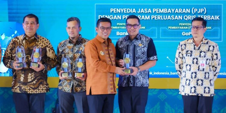 Wakil Walikota Tangsel saat terima penghargaan digitalisasi keuangan daerah terbaik dari BI.