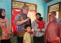 Walikota Tangsel saat melihat kondisi rumah tidak layak huni di Serpong Utara.