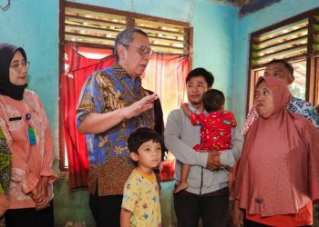 Walikota Tangsel saat melihat kondisi rumah tidak layak huni di Serpong Utara.