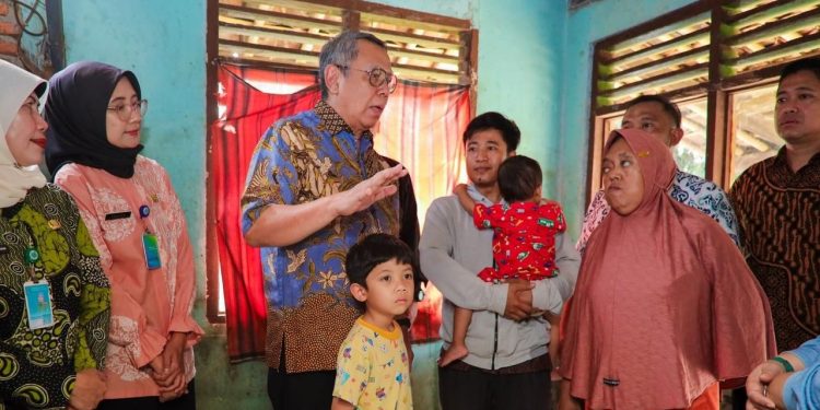 Walikota Tangsel saat melihat kondisi rumah tidak layak huni di Serpong Utara.