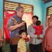 Walikota Tangsel saat melihat kondisi rumah tidak layak huni di Serpong Utara.
