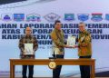 Walikota Tangsel saat menerima raih WTP.