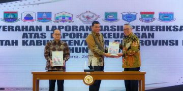 Walikota Tangsel saat menerima raih WTP.