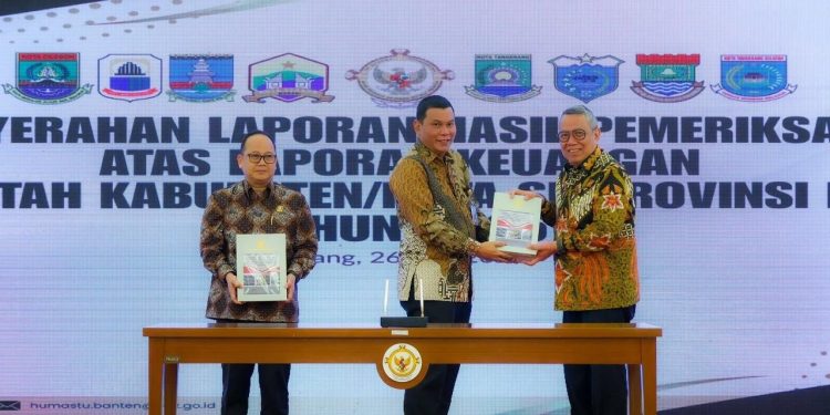 Walikota Tangsel saat menerima raih WTP.