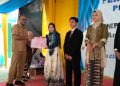 Momen perwakilan siswa kelas IX saat memberikan hadia kenang-kenangan kepada Kepsek SMPN 15 Tangsel.