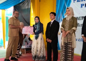 Momen perwakilan siswa kelas IX saat memberikan hadia kenang-kenangan kepada Kepsek SMPN 15 Tangsel.