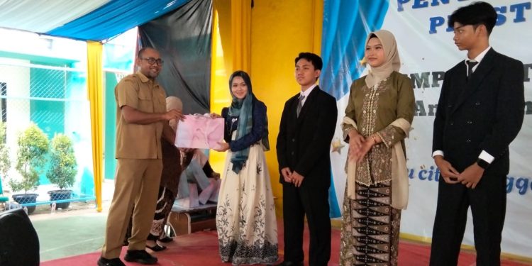 Momen perwakilan siswa kelas IX saat memberikan hadia kenang-kenangan kepada Kepsek SMPN 15 Tangsel.