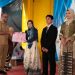 Momen perwakilan siswa kelas IX saat memberikan hadia kenang-kenangan kepada Kepsek SMPN 15 Tangsel.