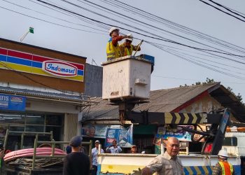 Wakil Walikota Tangsel Kembali Tertibkan Kabel Internet Liar Menjuntai