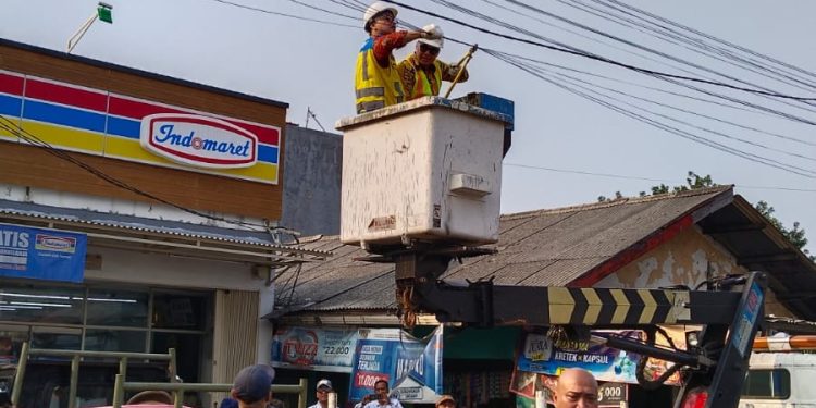 Wakil Walikota Tangsel Kembali Tertibkan Kabel Internet Liar Menjuntai